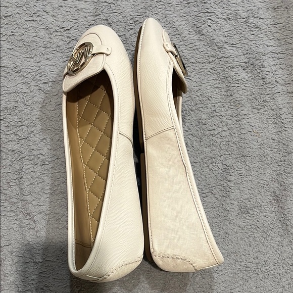 New Michael Kors Cream Ballet Flats - Picture 9 of 12